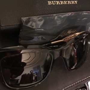 Authentic Burberry Women's Tortoise Sungla…